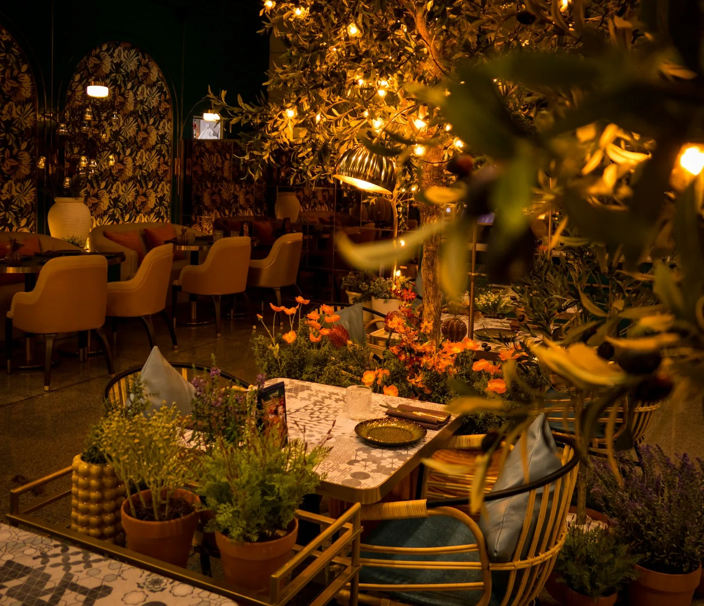 Imagen de referencia de un comedor con luz cálida; no corresponde al local de La Sazón de los Apolo