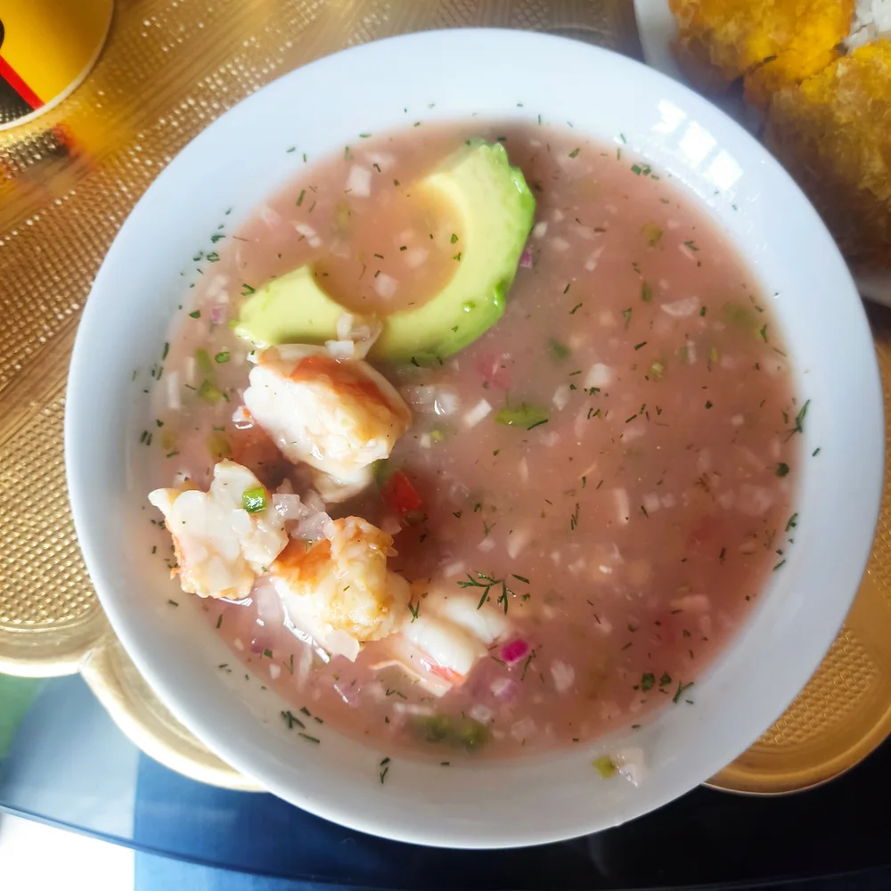 Fotografía de referencia de un ceviche ecuatoriano de camarón, por Ceibos